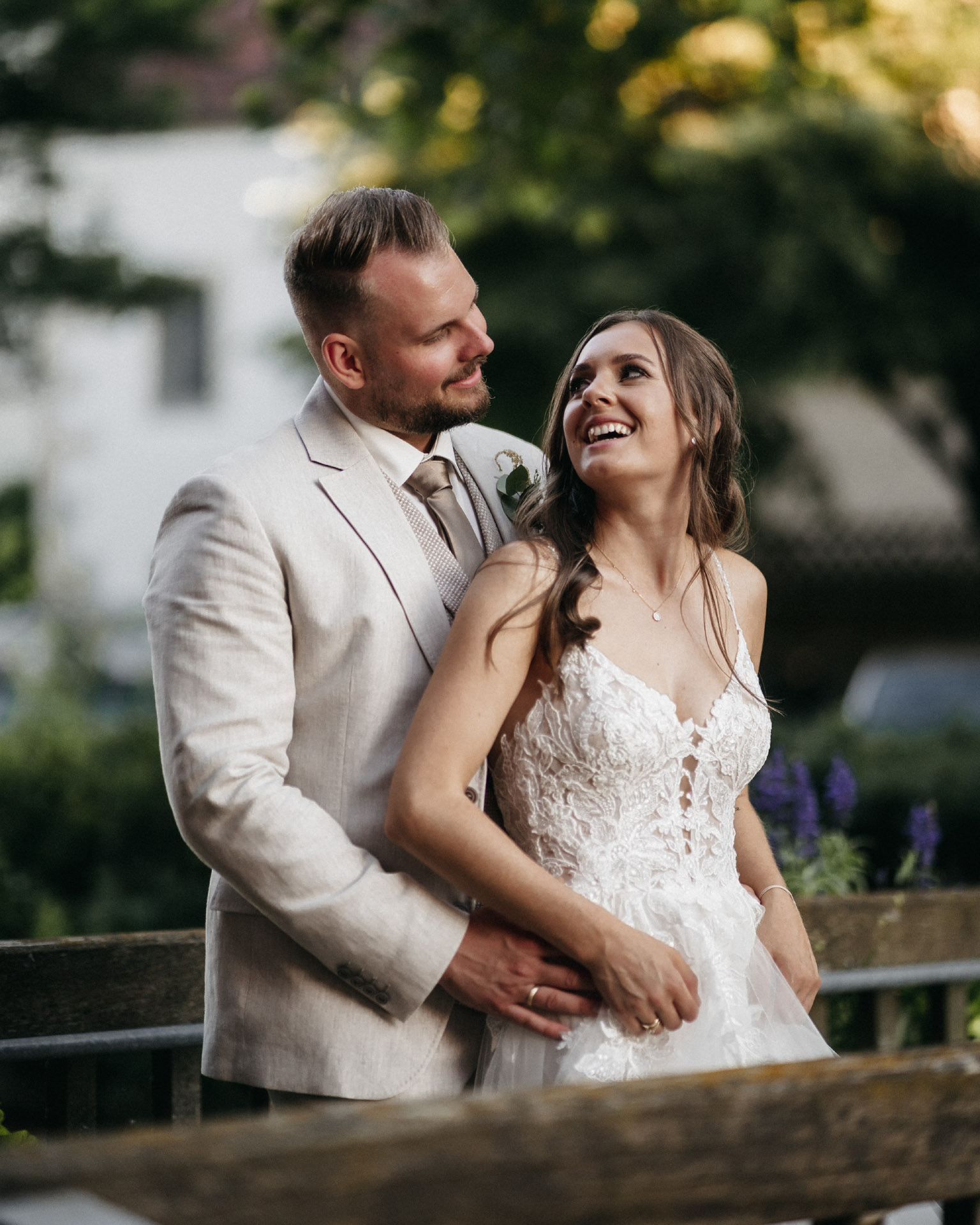 Brautpaar schaut sich bei Fotoshooting in Stuttgart verliebt an