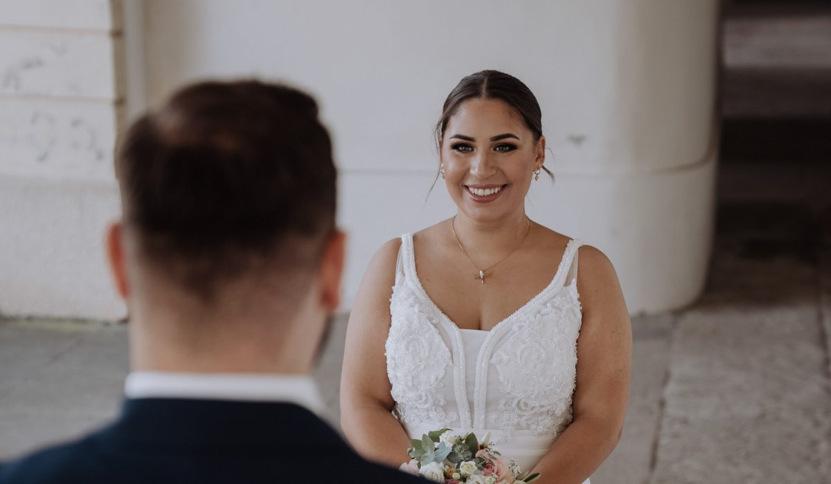 Braut lächelt ihren Mann weddingvibesstudio