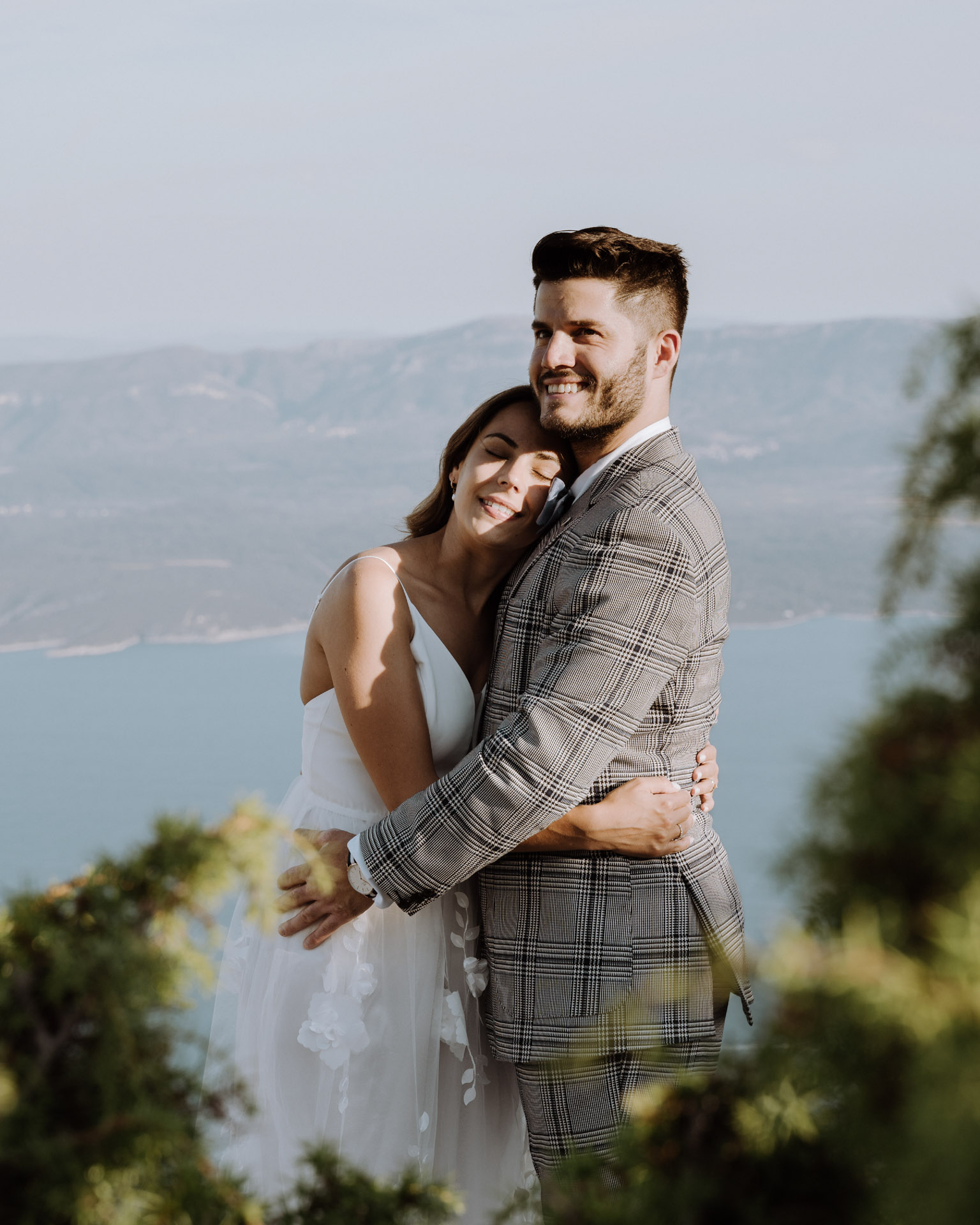 Paar liegt sich in den Armen in Kroatien weddingvibesstudio